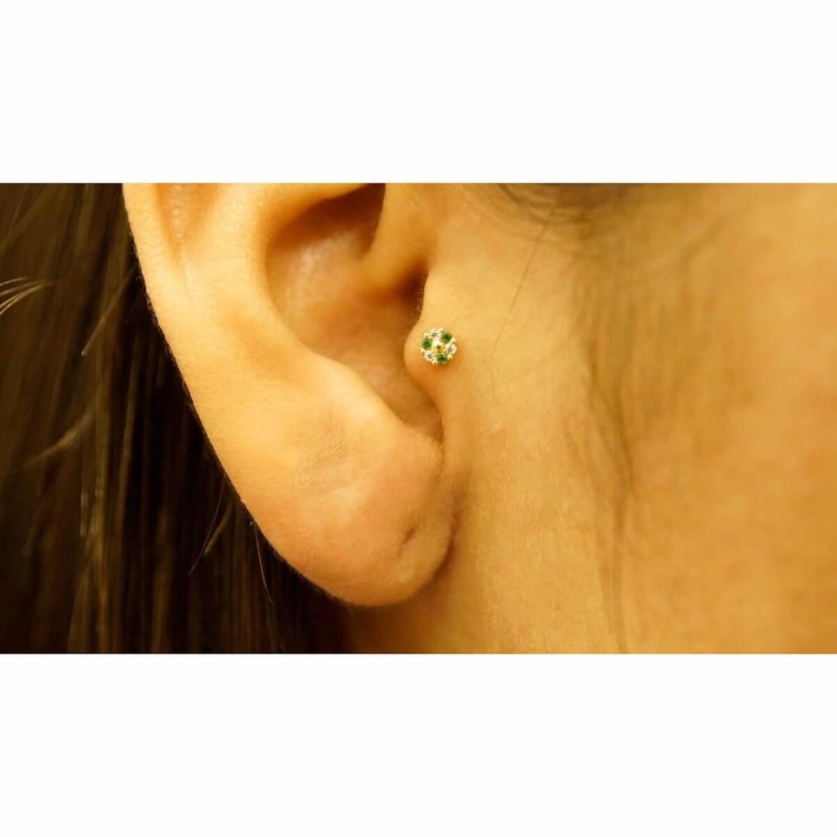 Piercing Orelha Ouro 18k Tragus Verde 0.20 gramas